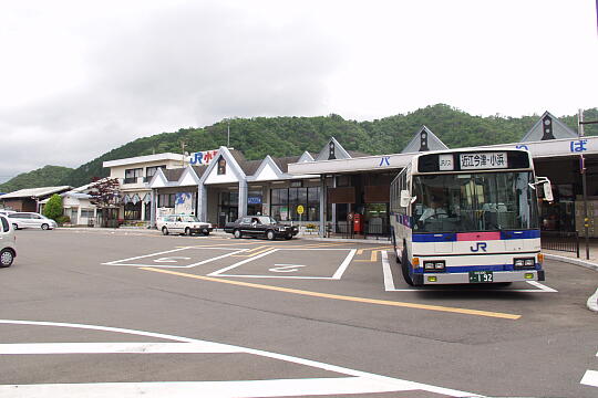 /pref-fukui/obama/g050605/obama-stnbusP6053944.JPG 小浜駅前 バスのりば の写真(86) 2005年06月05日