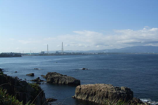 /pref-fukui/sakai/g060903/tojinbo-mDSCF0330.JPG 東尋坊から見た三国温泉・福井港 の写真(83) 2006年09月03日