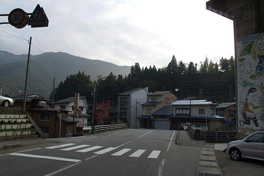 /pref-gifu/hidakogai/g061103/hidakamioka-ekimaeDSCF2917.JPG (旧)飛騨神岡駅前 の写真(83) 2006年11月03日