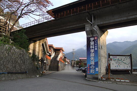 /pref-gifu/hidakogai/g061103/hidakamioka-ekimaeDSCF2919.JPG (旧)飛騨神岡駅前 の写真(85) 2006年11月03日