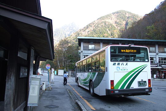 /pref-gifu/okuhida/g061103/shinhodaka-busDSCF2977.JPG 新穂高温泉 バスのりば の写真(82) 2006年11月03日