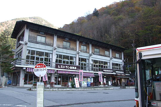 /pref-gifu/okuhida/g061103/shinhodaka-busDSCF2985.JPG 新穂高温泉 バスのりば の写真(84) 2006年11月03日