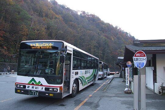 /pref-gifu/okuhida/g061103/shinhodaka-busDSCF2989.JPG 新穂高温泉 バスのりば の写真(85) 2006年11月03日
