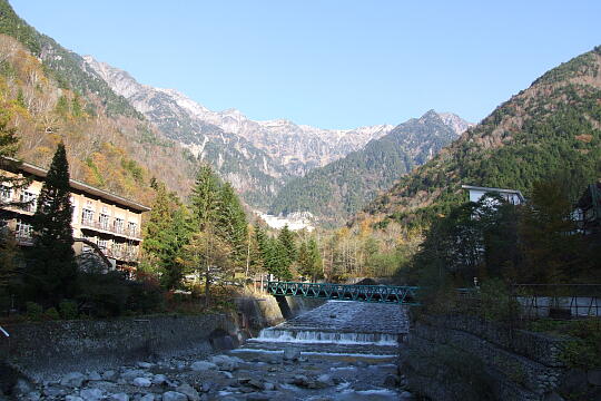 /pref-gifu/okuhida/g061103/shinhodaka-mDSCF2997.JPG 新穂高温泉 バスのりば付近 の写真(81) 2006年11月03日