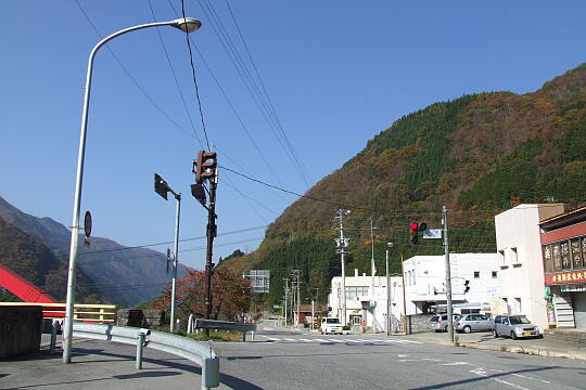 /pref-gifu/okuhida/g061103/tochio-busDSCF3108.JPG 栃尾交差点・栃尾温泉バス停 の写真(81) 2006年11月03日