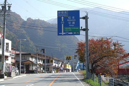 /pref-gifu/okuhida/g061103/tochio-busDSCF3118.JPG 栃尾交差点・栃尾温泉バス停 の写真(84) 2006年11月03日