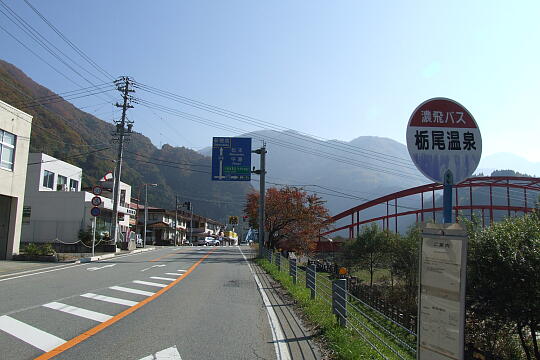 /pref-gifu/okuhida/g061103/tochio-busDSCF3121.JPG 栃尾交差点・栃尾温泉バス停 の写真(85) 2006年11月03日