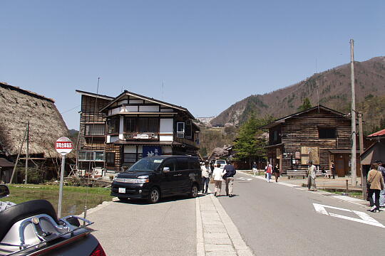/pref-gifu/shirakawa/g060503/gasshoshuraku-busP5036087.JPG 萩町合掌集落バス停 の写真(82) 2006年05月03日