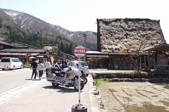 /pref-gifu/shirakawa/g060503/gasshoshuraku-busP5036089.JPG 萩町合掌集落バス停 の写真(83) 2006年05月03日