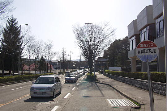 /pref-gifu/takayama/g060503/mahikari-busP5036209.JPG 崇教真光本山前バス停 の写真(81) 2006年05月03日