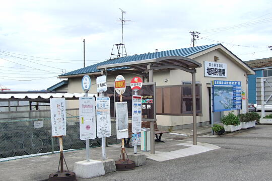 /pref-toyama/imizu/g070917/horiokaDSCF0878.JPG 堀岡発着所前(新港東口) の写真(81) 2007年09月17日