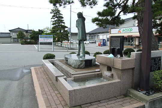 /pref-toyama/kurobe/g090504/no50DSCF7211.JPG 〔No.**〕生地駅前の清水 の写真(84) 2009年05月04日