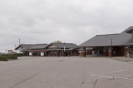 /pref-toyama/nanto/g060503/me-inamiP5035788.JPG 道の駅 井波(いなみ木彫りの里 創遊館) の写真(85) 2006年05月03日