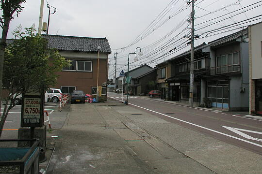 /pref-toyama/takaoka/g050709/toide-busP7090030.JPG 戸出ハニー前バス停(高速バス) の写真(81) 2005年07月09日