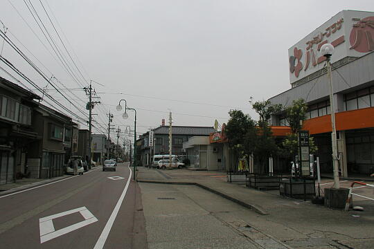 /pref-toyama/takaoka/g050709/toide-busP7090039.JPG 戸出ハニー前バス停(高速バス) の写真(85) 2005年07月09日