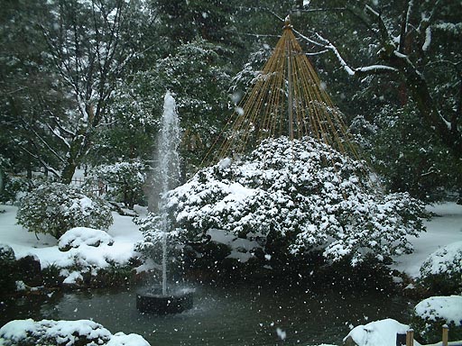 /sv-kenroku/gazo512/gazo020106/ken-funsui-snow072.jpg