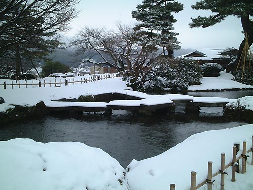 /sv-kenroku/gazo512/gazo020106/ken-gankobashi-snow023.jpg