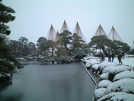 /sv-kenroku/gazo512/gazo020106/ken-karasakimatsu-snow037.jpg