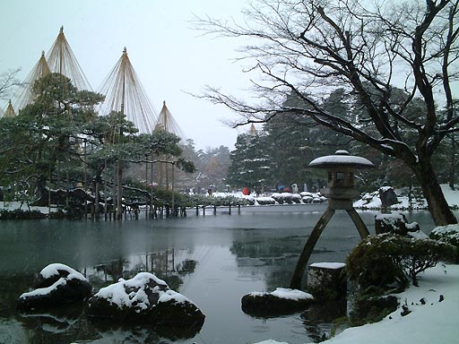 /sv-kenroku/gazo512/gazo020106/ken-kotoji-snow050.jpg