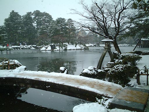 /sv-kenroku/gazo512/gazo020106/ken-kotoji-snow051.jpg