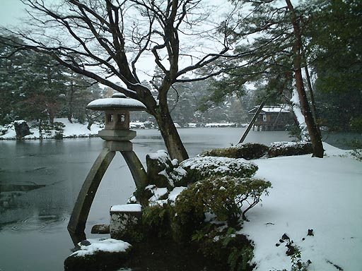 /sv-kenroku/gazo512/gazo020106/ken-kotoji-snow056.jpg