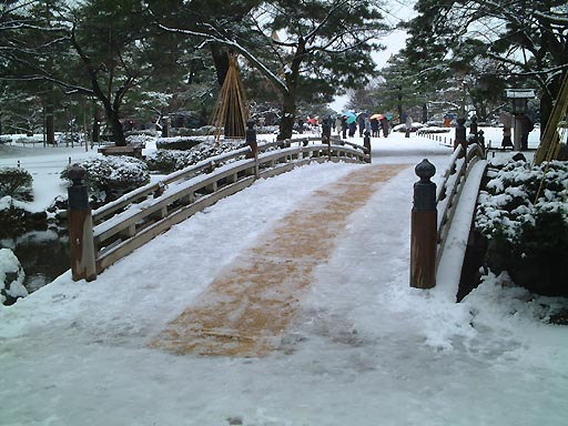 /sv-kenroku/gazo512/gazo020106/ken-tatsumiyosui-snow008.jpg