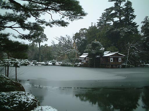 /sv-kenroku/gazo512/gazo020106/ken-uchihashitei-snow036.jpg