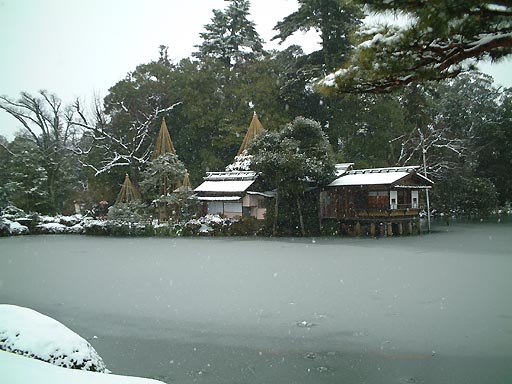 /sv-kenroku/gazo512/gazo020106/ken-uchihashitei-snow038.jpg
