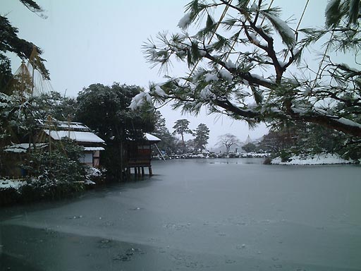 /sv-kenroku/gazo512/gazo020106/ken-uchihashitei-snow042.jpg