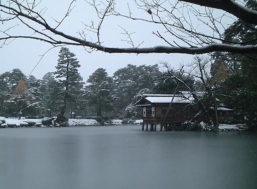 /sv-kenroku/gazo512/gazo020106/ken-uchihashitei-snow047.jpg