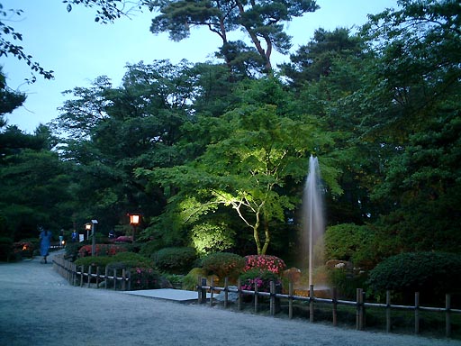 /sv-kenroku/gazo512/gazo020607/ken-funsui-night160.jpg