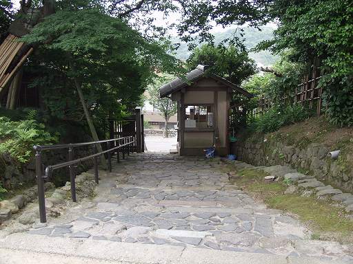 /sv-kenroku/gazo512/gazo040703/ken-gate-kamisaka7030442.jpg