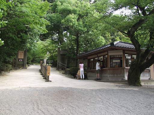 /sv-kenroku/gazo512/gazo040703/ken-gate-katsurazaka7030461.jpg