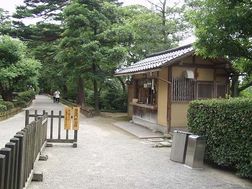 /sv-kenroku/gazo512/gazo040703/ken-gate-renchimon7030488.jpg
