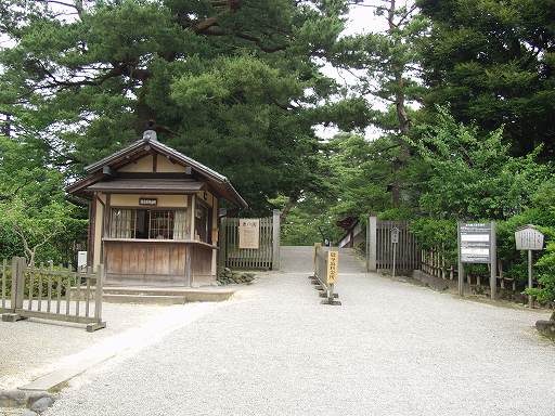 /sv-kenroku/gazo512/gazo040703/ken-gate-zuishinzaka7030429.jpg