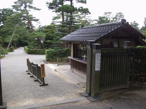 /sv-kenroku/gazo512/gazo040703/ken-gate-zuishinzaka7030437.jpg