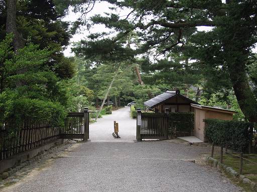 /sv-kenroku/gazo512/gazo040703/ken-gate-zuishinzaka7030438.jpg